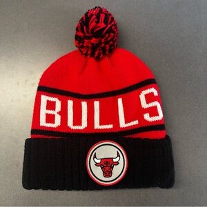 Chicago Bulls Red and Black Beanie Winter Hat NBA Mitchell & Ness Excellent